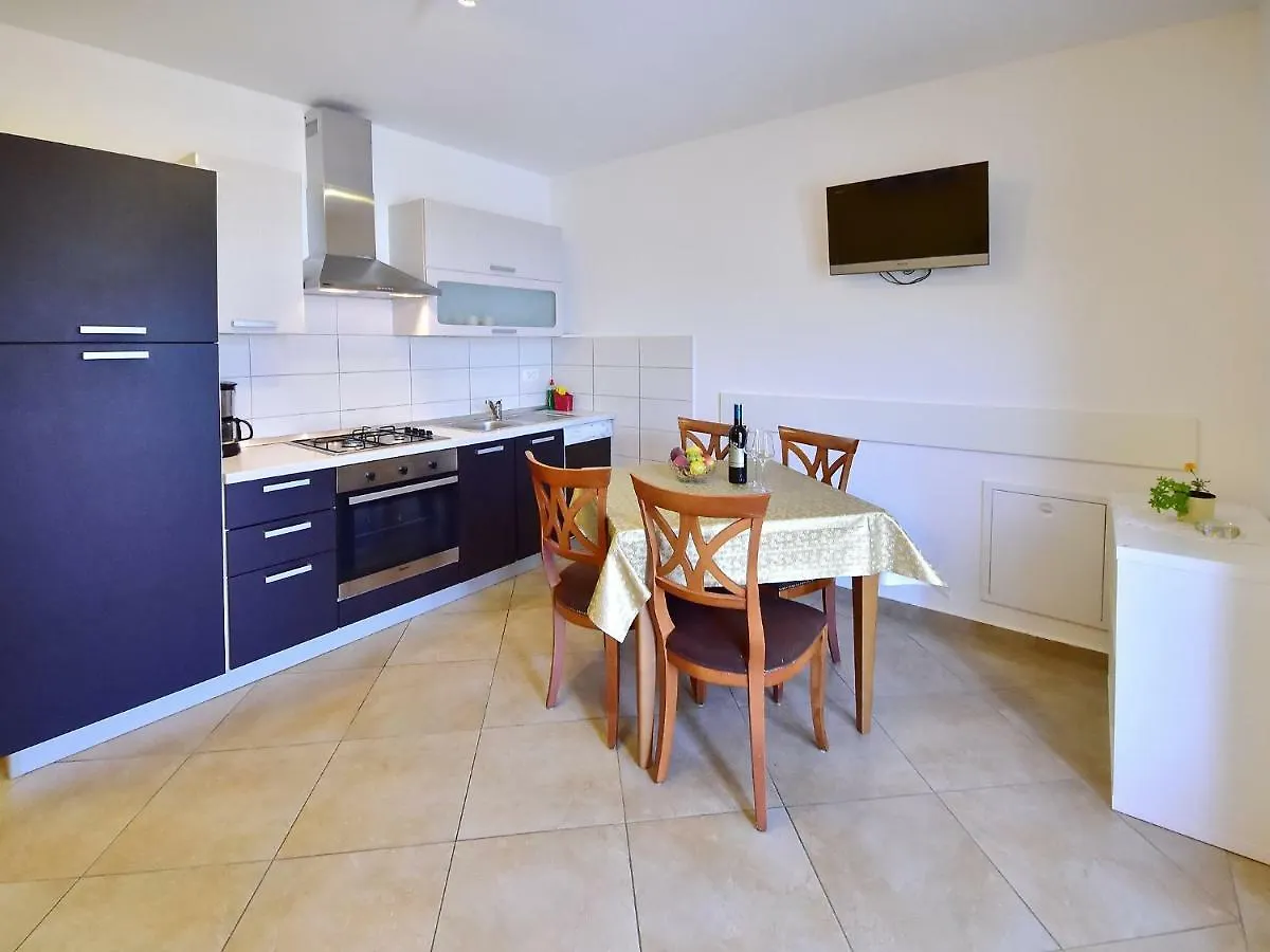 Apartment Laurus-3 By Interhome
